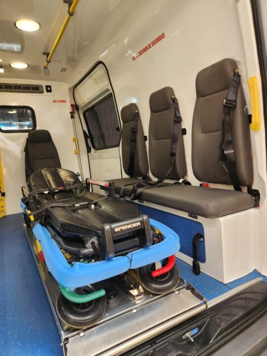 Camillas Spencer dentro de ambulancias fabricadas en Colombia por Alfa AM